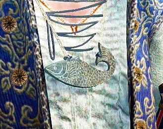銀刺繍服（貿易）の魚ペンダント